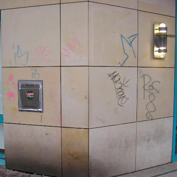 Grafitti entfernen - Fassade Sandstrahlen - vorher